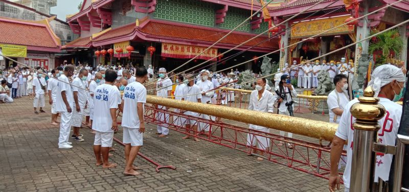 ภูเก็ตทำพิธียกเสาโกเต้งท่ามกลางสายฝนโปรยปราย สัญลักษณ์เริ่มต้นประเพณีถือศีลกินผัก 2564