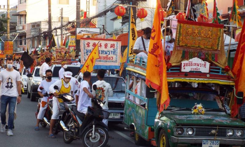 ภูเก็ตแห่พระรอบเมืองยุคโควิด ศาลเจ้าบางเหนียวใช้ขบวนรถยนต์แทนการเดินเท้า