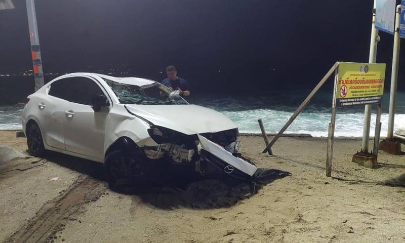 เดือนตุลาคมเกิดเหตุรถยนต์แหกโค้งตกหน้าหาดกะหลิม 3 ครั้ง ภาพ สภ.ป่าตอง