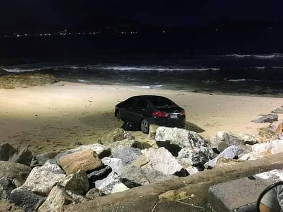 เดือนตุลาคมเกิดเหตุรถยนต์แหกโค้งตกหน้าหาดกะหลิม 3 ครั้ง ภาพ สภ.ป่าตอง