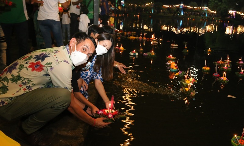 ขุมน้ำบางมะรวน จัดลอยกระทงแบบนิวนอร์มอลคึกคัก ร่วมสืบสานวัฒนธรรมไทย