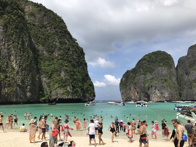 อ่าวมาหยาเคยมีนักท่องเที่ยวมาเยือน 3-4 พันคนต่อวัน แฟ้มภาพ The Phuket News
