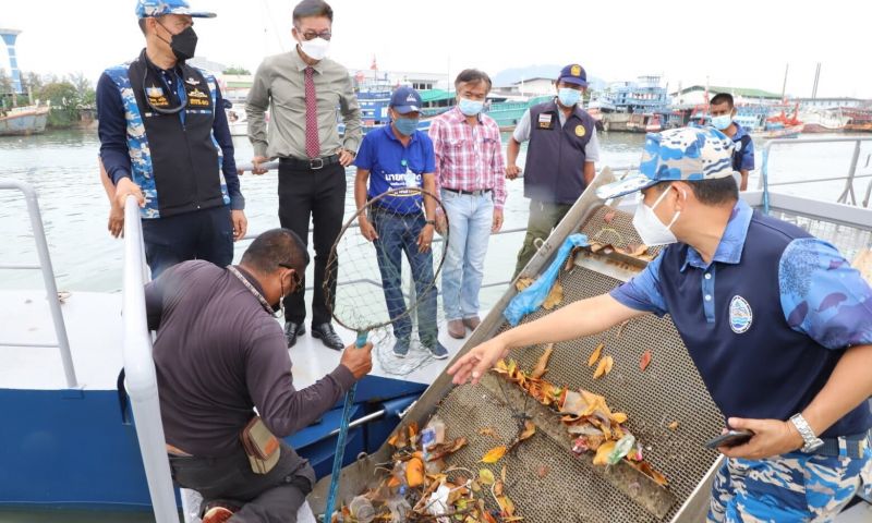 ทช.ร่วมท้องถิ่นออกเรือเก็บขยะ 1.5 ตัน ลอยน้ำปากคลองท่าจีน ส่วนใหญ่ขยะอินทรีย์ ถุงพลาสติก