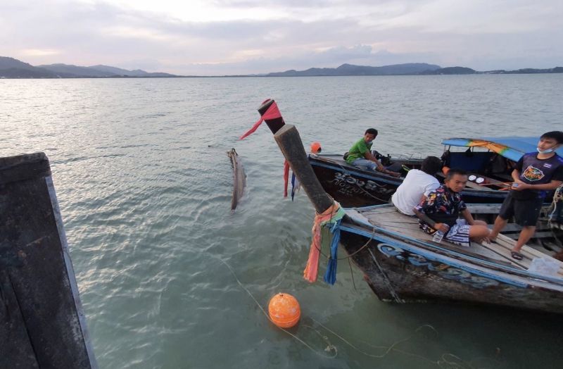 ตำรวจน้ำภูเก็ตค้นหาช่วยเหลือเรือหางยาวบรรทุกเหล็กจมทะเลใกล้เกาะมะพร้าว