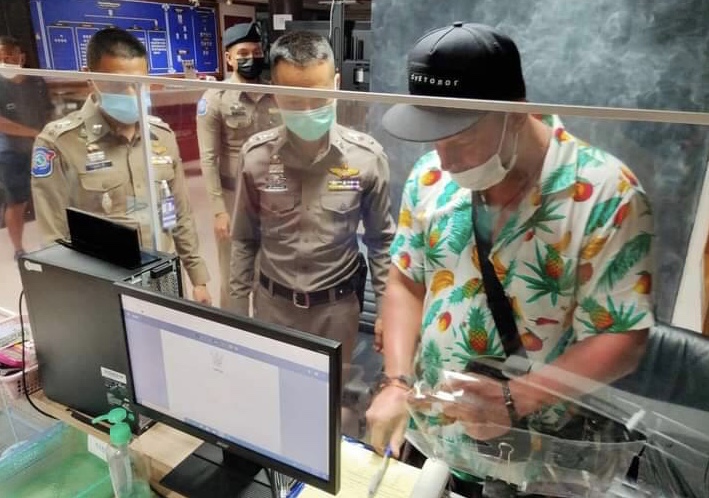 ตำรวจภูเก็ตปรับนักท่องเที่ยวรัสเซีย แจงโพสต์ขับแท็กซี่ป้ายเขียวแย่งลูกค้า