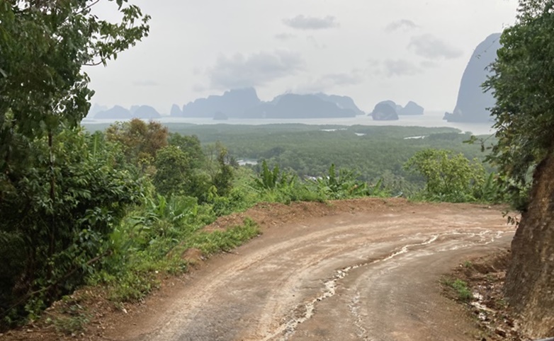 ทางขึ้นเขาหลังฝนตกหนัก ภาพ: จุฑารัตน์ เปลรินทร์