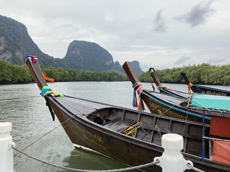 พร้อมล่องเรือชมป่าโกงกาง แสงแดดยังไม่ยอมเฉิดฉาย ภาพ: จุฑารัตน์ เปลรินทร์