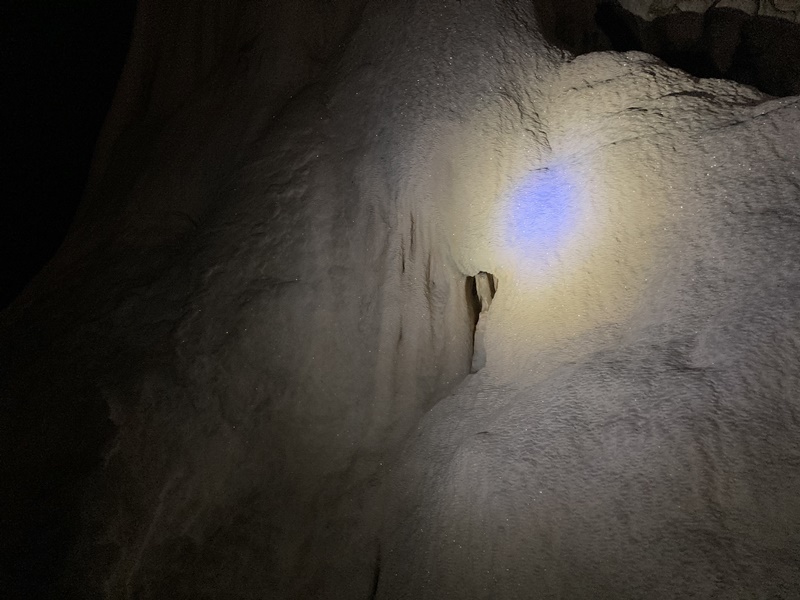 ความระยิบระยับสะท้อนแสงไฟภายในถ้ำ ภาพ: จุฑารัตน์ เปลรินทร์