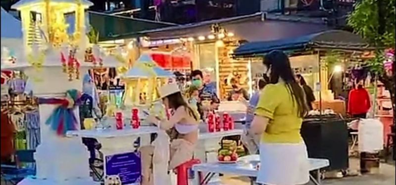 นทท.สาวชาวต่างชาติ นั่งชิลหน้าศาลพระภูมิตลาดชิลล์วา ไม่แคร์คนจุดธูปกราบไหว้