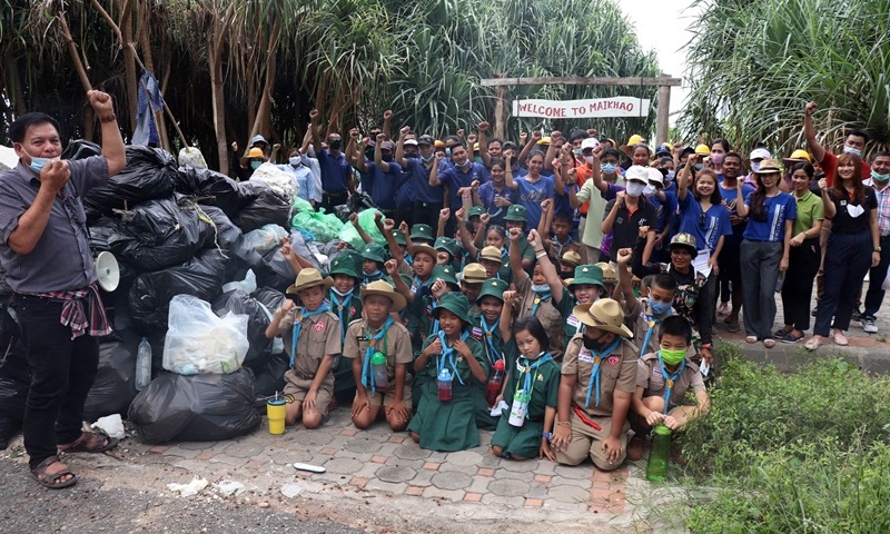 กิจกรรมปลุกจิตสำนึกในการดูแลรักษาธรรมชาติรอบตัว บริเวณชายหาดไม้ขาว เพื่อการใช้ชีวิตอย่างยั่งยืนบนเกาะภูเก็ต ภาพ: One Phuket