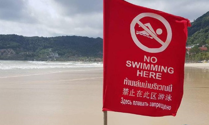 ชายหาดภูเก็ตปักธงแดง เตือนนักท่องเที่ยวห้ามลงเล่นน้ำ เพื่อความปลอดภัยจากคลื่นลมแรง