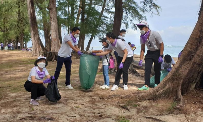 ศาลเยาวชนฯ ภูเก็ต เก็บขยะชายหาดเฉลิมพระเกียรติสมเด็จพระนางเจ้า ฯ พระบรมราชินี