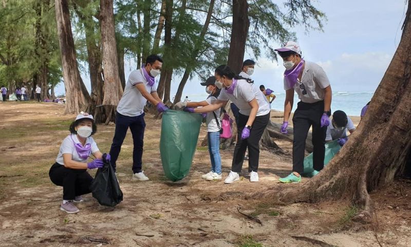 ศาลเยาวชนฯ ภูเก็ต เก็บขยะชายหาดเฉลิมพระเกียรติสมเด็จพระนางเจ้า ฯ พระบรมราชินี