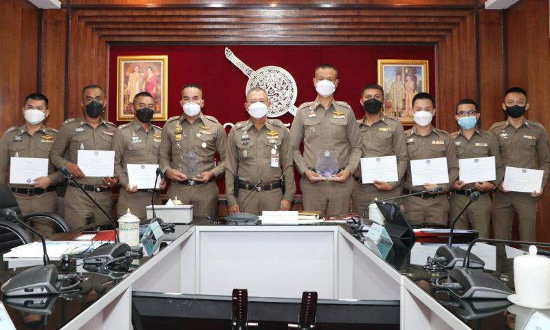 ผบช.ภ.8 มอบโล่และประกาศเกียรติคุณ เพื่อเป็นขวัญกำลังใจเจ้าหน้าที่ตำรวจ