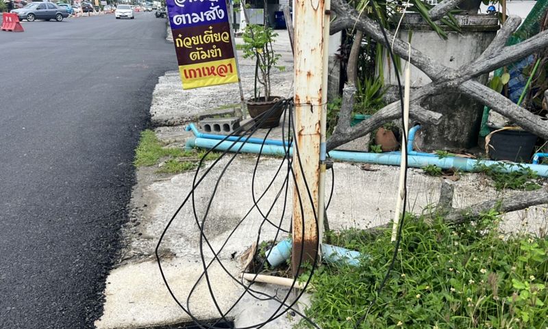 สายปริศนาสีดำตกลงมาเกี่ยวคอคุณยายขับรถพาหลานสาว 10 ขวบซื้อข้าวกล่องบาดเจ็บ