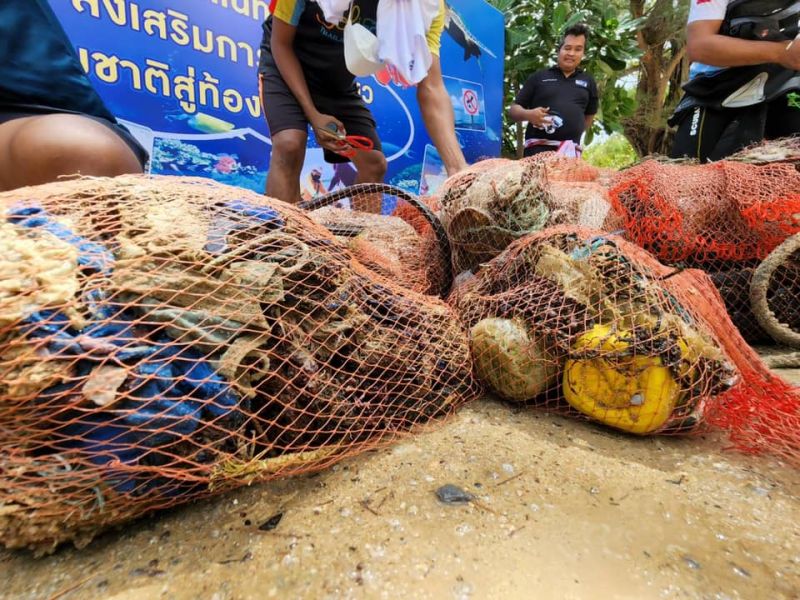 ทต.ราไวย์ชวนคนรักษ์ทะเลเก็บขยะใต้ท้องทะเลและชายฝั่งหาดยะนุ้ยนับ 100 กก. 