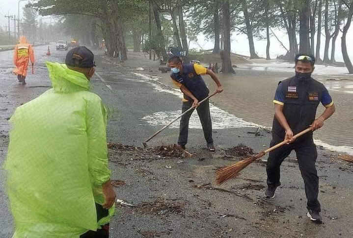 ภูเก็ตฝนตกคลื่นลมทะเลยังคงรุนแรง พ่อค้าแม่ค้าหาดทรายแก้วหยุดขาย