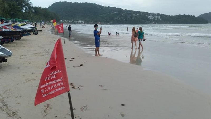นทท.เล่นน้ำหาดป่าตองคึกคัก ไลฟ์การ์ดคอยเตือนห้ามลงเล่นน้ำจุดติดตั้งธงแดงเด็ดขาด