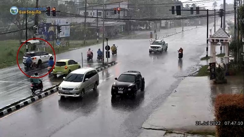 ฝนตกในพื้นที่ภูเก็ต จักรยานยนต์เกิดอุบัติเหตุหลายราย นายกราไวย์เตือนขับขี่ระมัดระวัง