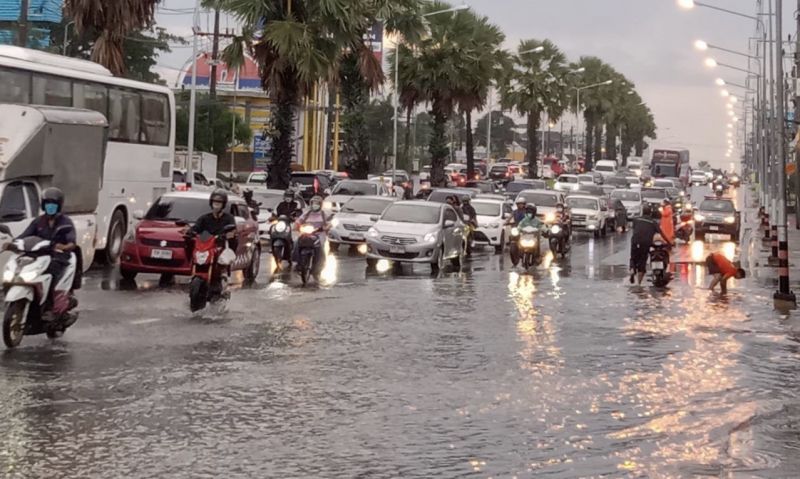 ฝนตกต่อเนื่องน้ำท่วมขังระบายไม่ทัน ถนนสายหลักภูเก็ตรถติดยาว