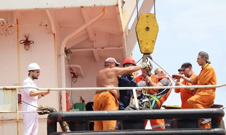 เรือ ต.233 ช่วยเหลือลูกเรือสินค้าสัญชาติไลบีเรีย ประสบอุบัติเหตุบาดเจ็บมีแผลลึก