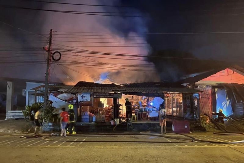 เพลิงไหม้ร้านขายของชำบ้านไม้เก่าวอดทั้งหลัง คาดเกิดจากไฟฟ้าลัดวงจร