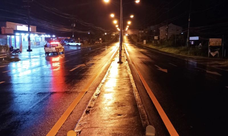 ฝนตกถนนลื่น หนุ่มควบจักรยานยนต์ชนเสาไฟฟ้าดับ