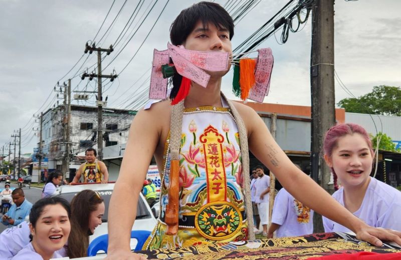 แห่พระรอบเมือง “อ๊ามสะปำ” ม้าทรงแสดงอภินิหารใช้อาวุธทิ่มแทงร่างกายรับเคราะห์แทนผู้ถือศีลกินผัก