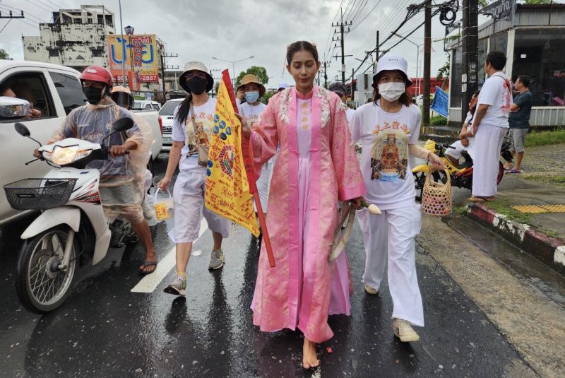 แห่พระรอบเมืองวันที่ 4 อ๊ามท่าเรือชุ่มฉ่ำด้วยแรงศรัทธา ม้าทรงแสดงอิทธิฤทธิ์หวาดเสียว