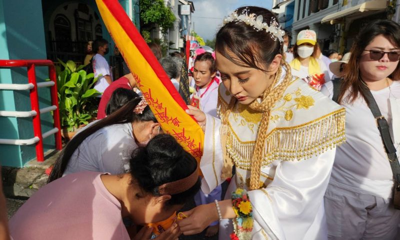 ยิ่งใหญ่! ศาลเจ้าจุ้ยตุ่ยเต้าโบ้เก้งประกอบพิธีอิ้วเก้ง ผู้คนนับหมื่นแห่รับพระคึกคัก
