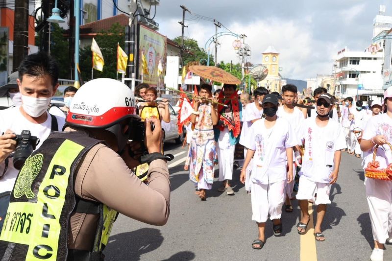 “เป็นทุกอย่างให้เธอแล้ว” โซเชียลชื่นชมจราจรเมืองภูเก็ต ช่วยถ่ายภาพร่วมพิธีแห่พระรอบเมือง