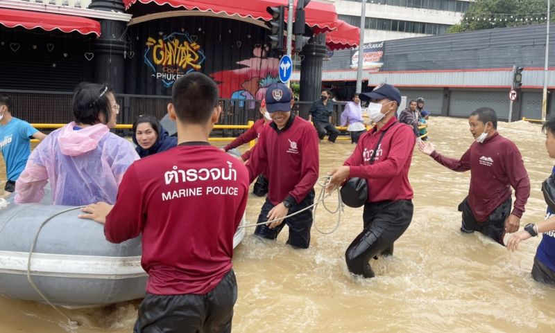 ตำรวจน้ำภูเก็ตออกช่วยเหลือประชาชนประสบอุทกภัยใจกลางเมืองภูเก็ต