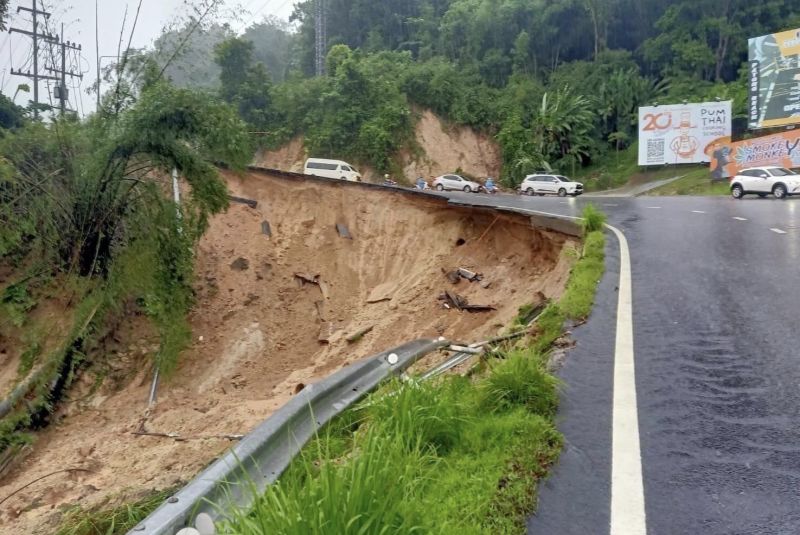 ซ่อมถนนเขาป่าตองต้องรอฝนหยุดก่อนเข้าปรับพื้นที่ ปรับผิวจราจรชั่วคราว