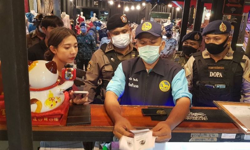 ปกครองร่วมตำรวจเมืองภูเก็ตจับกุม 4 ร้านขายสุราผิดกฎหมายหลังรับร้องเรียน “ขายให้เด็ก”