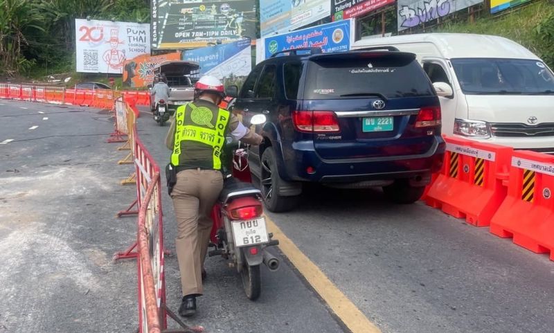 “เป็นทุกอย่างให้เธอแล้ว” ตำรวจป่าตองช่วยเข็นรถดับกลางทางขึ้นเขา
