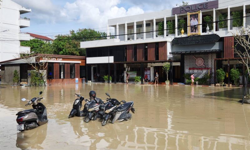 ซ้ำซาก! ฝนตกทำ สภ.ป่าตอง น้ำท่วมอีกแล้ว