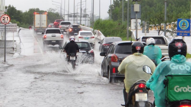 ภูเก็ตฝนตกนานนับชั่วโมงน้ำท่วมขังผิวจราจรหลายพื้นที่