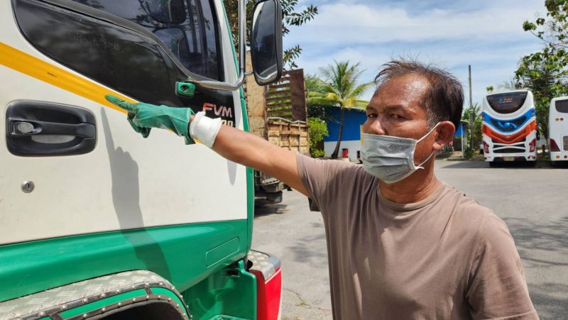 สองพ่อลูกโพสต์วอนสังคมช่วยติดตามคนร้ายปาหินใส่รถบรรทุกน้ำมันใช้มีดแทงบาดเจ็บ