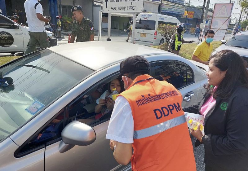 รองผู้ว่าฯ ตรวจเยี่ยมจุดตรวจหลักพื้นที่เมืองภูเก็ต พบบางส่วนยังฝ่าฝืนกฎความปลอดภัย