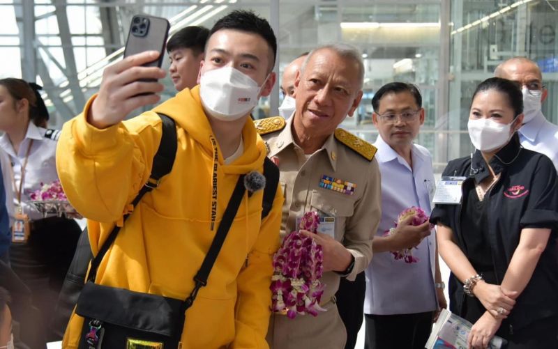 รองนายกฯอนุทินนำต้อนรับนทท.จีนกรุ๊ปแรก จากเซี่ยเหมินสู่ท่าอากาศยานสุวรรณภูมิ