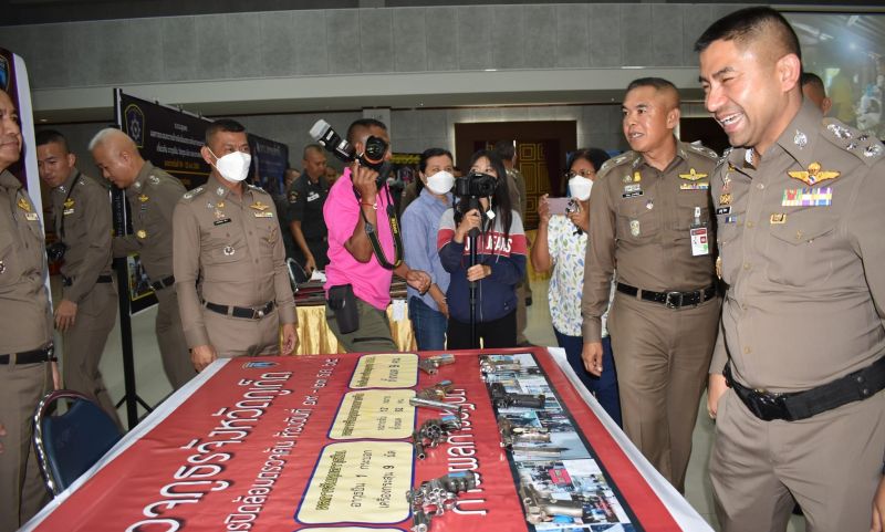 ’บิ๊กโจ๊ก’ แถลงผลปิดล้อมตรวจค้น 517 จุด ภ.8 ตรวจยึดปืน-ยาเสพติด ยาบ้า 4.3 แสนเม็ด
