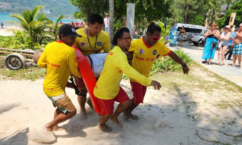 ระทึกริมหาดป่าตอง! ชายคลั่งหวังขโมยเจ็ตสกี กระโดดว่ายน้ำหนีลงทะเล ไลฟ์การ์ดเกลี้ยกล่อมไร้ผล ก่อนเข้าชาร์จตัวกลางทะเล