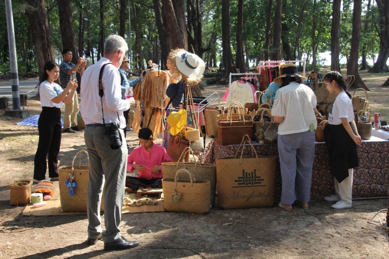 ภูเก็ตต้อนรับคณะทูตและกงสุลต่างประเทศพร้อมคู่สมรส เยี่ยมตลาดริมเล ชมบูธท้องถิ่น