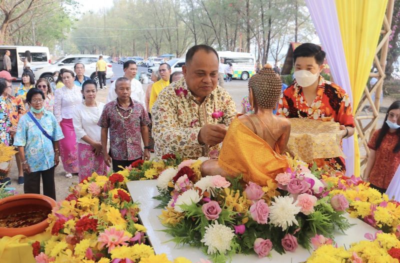 วันขึ้นปีใหม่ไทยภูเก็ตทำบุญตักบาตรข้าวสารอาหารแห้งแด่พระภิกษุสงฆ์ 82 รูป