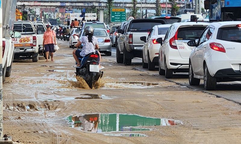 ชาวบ้านเดือดร้อนร้องผ่านสื่อให้ จนท.เข้ามาตรวจสอบ ถนนกำลังก่อสร้างขุดวางท่อ