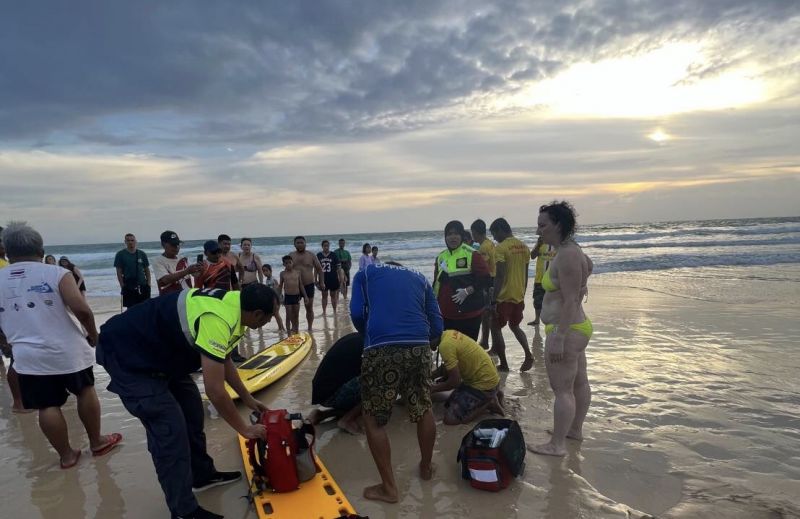 อีกแล้ว! นทท.ฝ่าธงแดงลงเล่นน้ำหาดสุรินทร์ โดนคลื่นซัดจมน้ำดับ