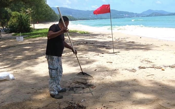 เร่งทำความสะอาดคราบน้ำมันสีดำหลังลอยมาติดตามแนวชายหาดภูเก็ต