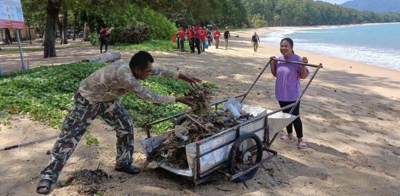 ภูเก็ตบูรณาการขจัดคราบน้ำมันคลื่นซัดเกลื่อนแนวชายหาด ฮ.ขึ้นบินตรวจสอบกว่า 80 กม.