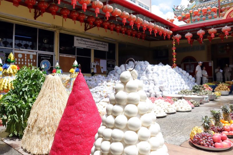 กุศลธรรมภูเก็ตจัดพิธีเทกระจาด แจกถุงยังชีพ 3 พันชุด เนื่องในประเพณีพ้อต่อ 2566