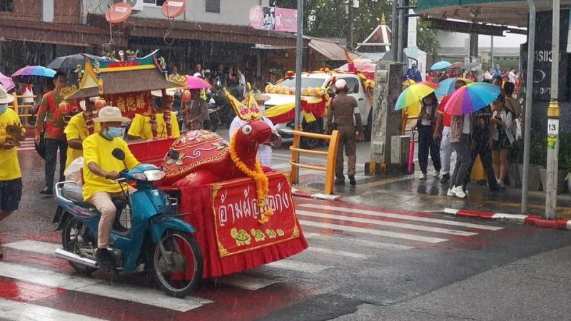 ทน.ภูเก็ต จัดขบวนแห่งานประเพณีพ้อต่อจังหวัดภูเก็ต 2566 ท่ามกลางฝนโปรย